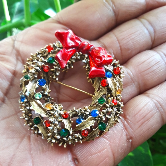 VTG ARTHUR PEPPER SIGNED ENAMEL RHINESTONE FROSTED WREATH BROOCH - Picture 1 of 4